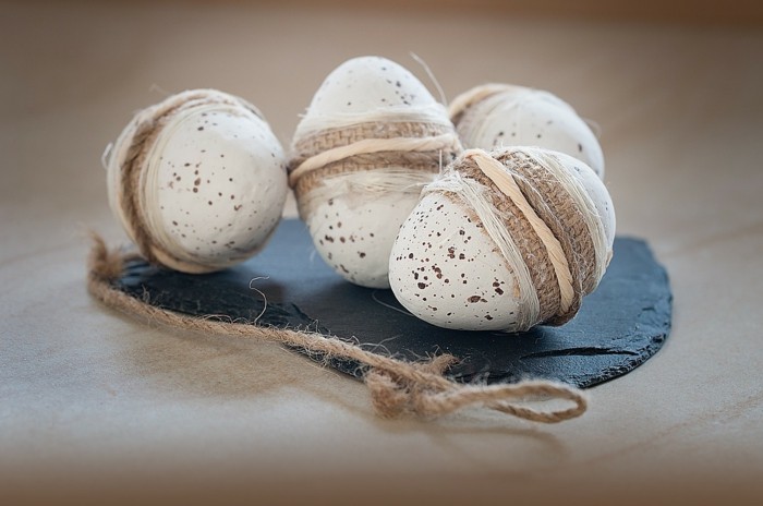 Decora tus propios huevos de Pascua con sisal y tela