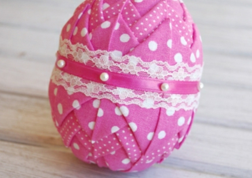 Τα αυγά του Πάσχα κοσμούν ροζ χάντρες από δαντέλα