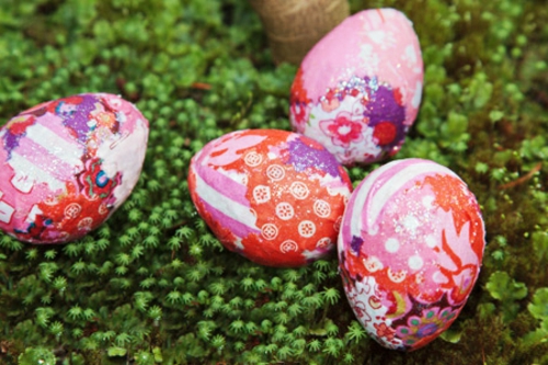 Τα αυγά του Πάσχα κοσμούν ροζ κόκκινο μωβ διακόσμηση