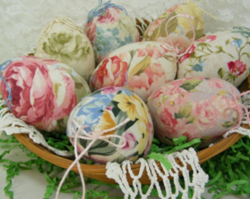 Τα αυγά του Πάσχα κοσμούν τα τριαντάφυλλα πολύχρωμα
