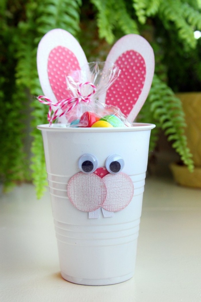 Великденски зайче, изработен от пластмасови чаши, създава идеи за деца
