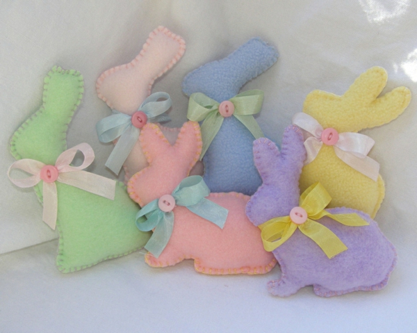 zelf paashaasjes maken met Pasen-decoraties naaien met vilt