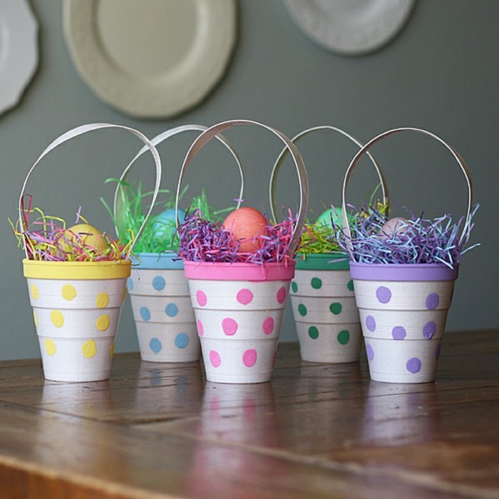 Великденски кошници от пластмасови чаши, които се гърчат с деца