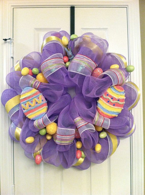 Velykų vainiko tinklelis spalvingi kiaušiniai violetinė medžiaga DIY idėjos amatų idėjos