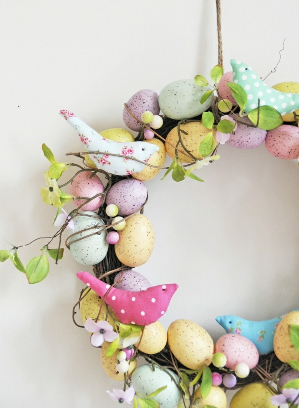 påske krans kreative håndverk ideer våren blomster fargerike egg stoff fugler