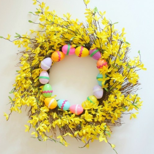 Velykinis vainikas pagamins pavasario šakeles geltonus plastikinius kiaušinius
