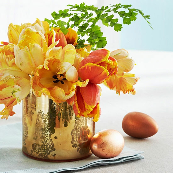 великденска декорация на масичка пролетта цветя лалета великденска яйца медна метална ваза
