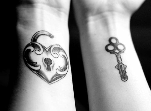 Ζευγάρι τατουάζ ιδέες κλειδί καρδιά καρπό