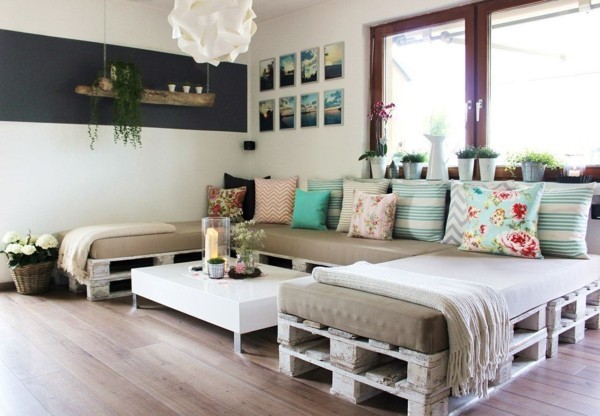 padėklų sofa DIY sofa pagaminta iš padėklų gyvenamasis kambarys idėjos apmušalai spalvinga pagalvės
