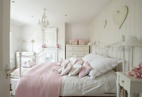柔和的粉红色软英国卧室内部的想法
