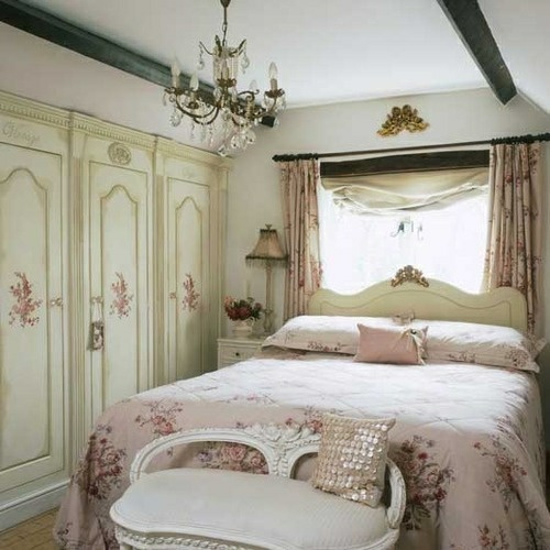 柔和色卧室设计粉色床罩装衣柜