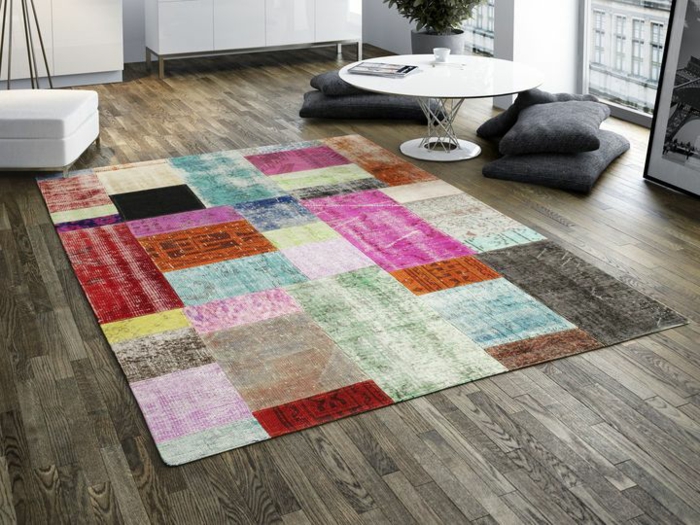 patchwork tæppe farverige striber stue møbler