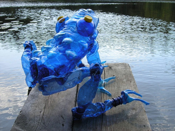 宠物瓶艺术种巨大的蓝色青蛙