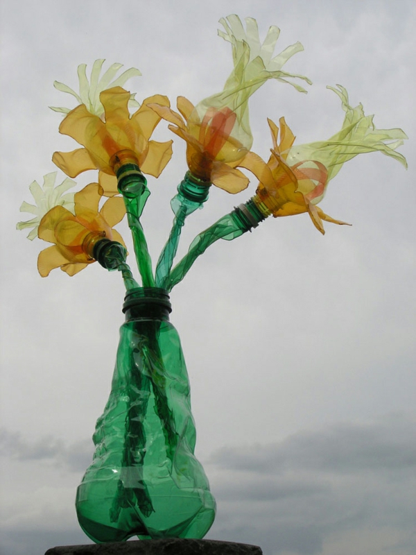 塑料瓶艺术美丽的黄色花朵