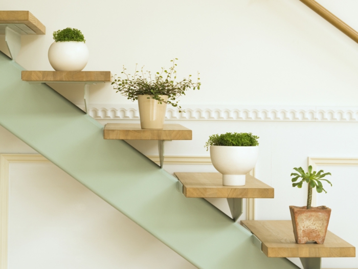 helppohoitoiset sisätilojen kasvit kaunistavat portaikkoa ruukkukasveilla