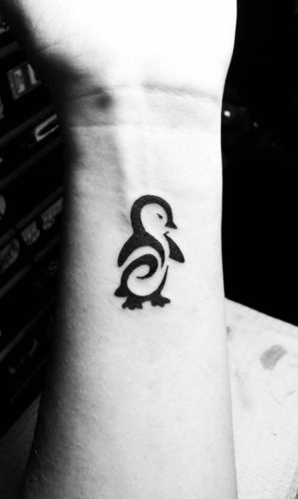 πιγκουίνικα μοτίβα ως καρπό τατουάζ