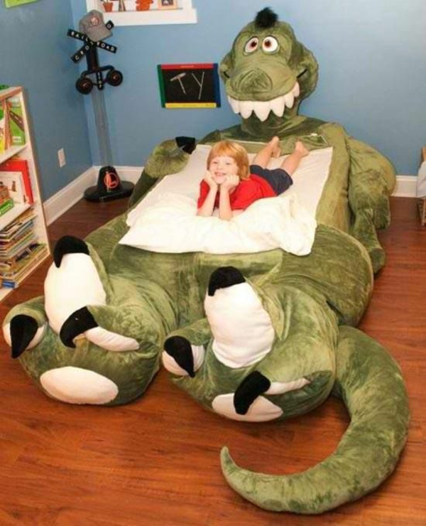 plys dinosaur i børnehave sengen