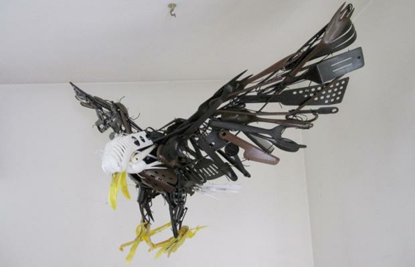 塑料艺术设计师时尚雕塑从塑料餐具鱼鹰