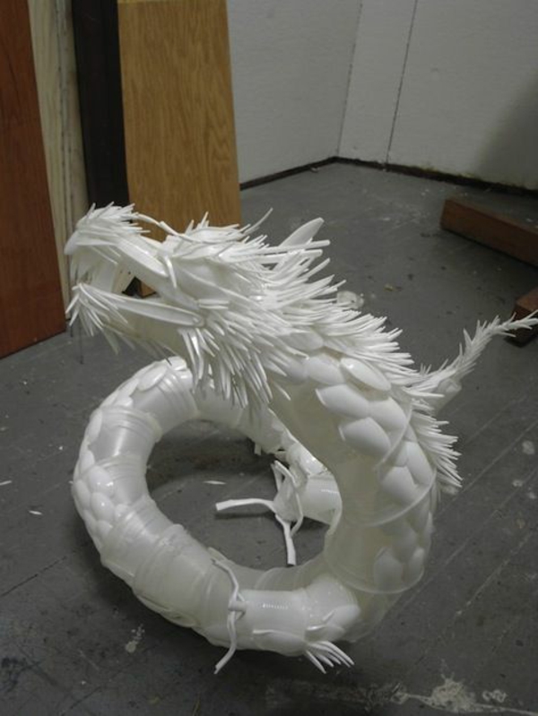 塑料艺术设计师时尚雕塑由塑料餐具鱼风筝制成