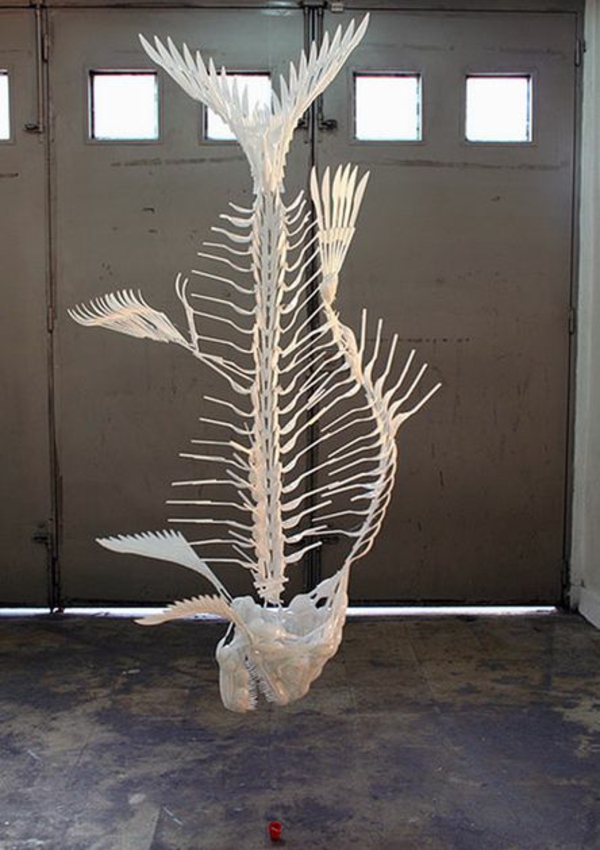 sculptures de mode de concepteur d'art en plastique à partir de coutellerie en plastique poisson chevrons