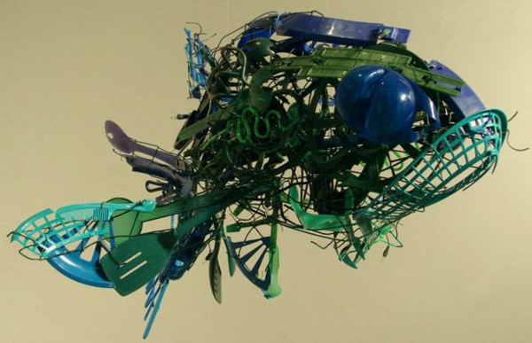 Kunststoffedesign mode-sculpturen gemaakt van plastic bestekvis