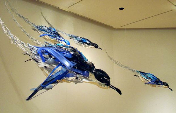塑料艺术设计师时装雕塑由塑料餐具鸟鱼骨制成