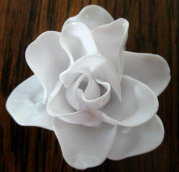 塑料艺术雕塑由塑料餐具玫瑰制作