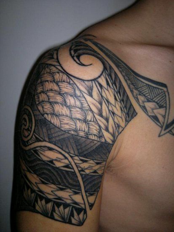 Πολυνησίας τατουάζ άνδρες ανώτερων βραχιόνων