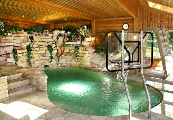 басейн в градината облицован в бъбреци озеленяване с камъни дървен покрив