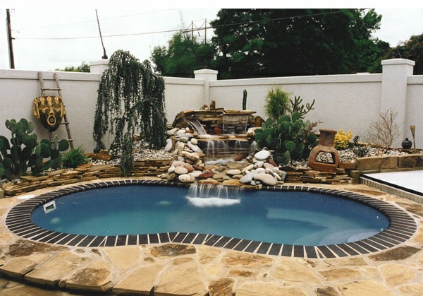 градински басейн облицован с бъчви озеленяване с камъни водни елементи засаждане