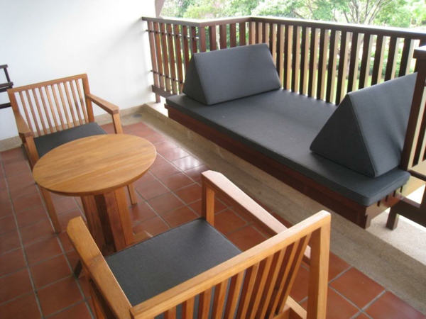 praktische balkonideeën houtgrijze kussens meubelrooster