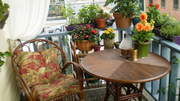 fleurs cool balcon idée coussins design meubles en bois