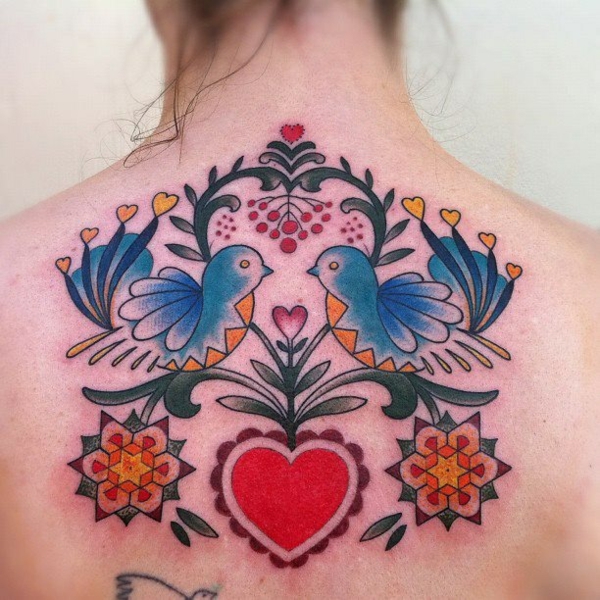 πίσω τατουάζ μοτίβα καρδιά πουλιά γεωμετρικά στοιχεία χρωματιστά