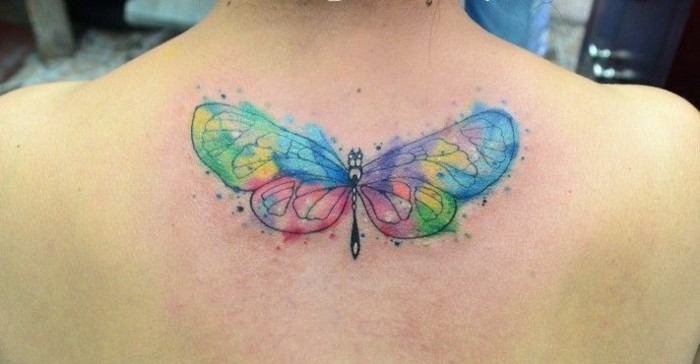 πίσω τατουάζ πεταλούδα πολύχρωμο τατουάζ ακουαρέλας