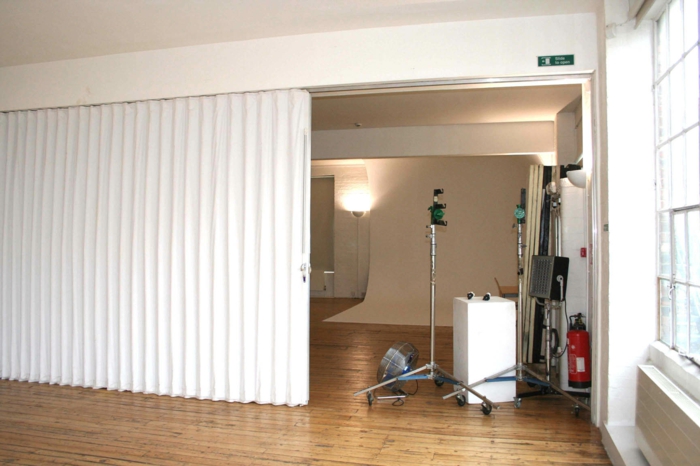 δωμάτιο διαχωριστικό κουρτίνα δωμάτιο διαχωριστικό ράφι λευκή διακόσμηση δωμάτιο τοίχο άσκηση
