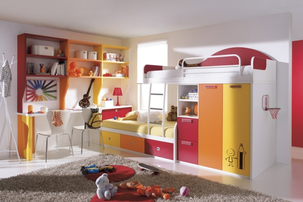 ράφια και γραφείο σε κόκκινο πορτοκαλί και κίτρινο