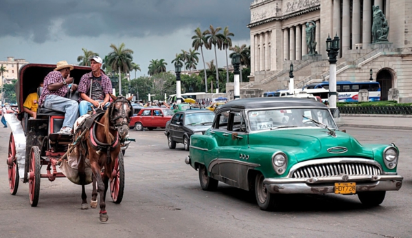 前往古巴老朋友出租车车厢