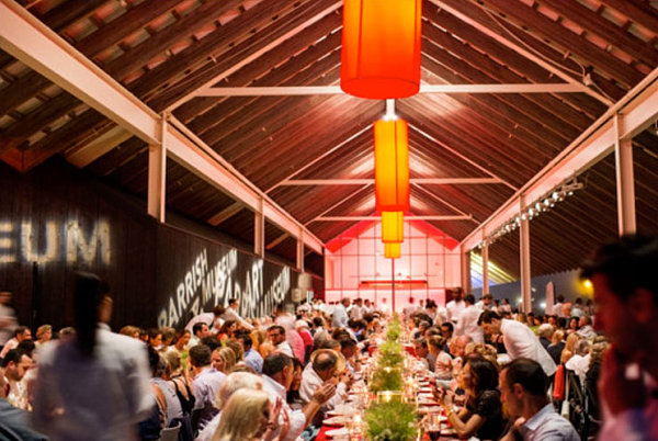 restaurant evenement tafelkleed rood tafeldecoratie stijlvol bloemdecor ron wendt design