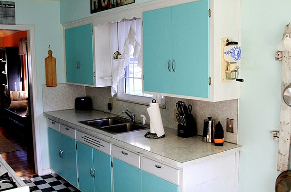 retro kuchyně tyrkysové kuchyňské skříně dřevěné dýhy mramorový vzhled