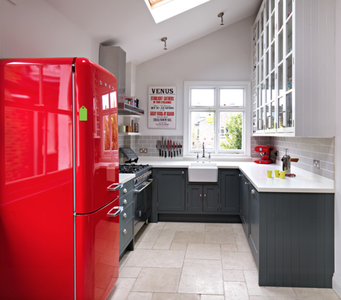 retro lednička červená průmyslová kuchyňská dlažba