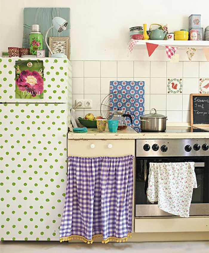 ретро хладилник украсяват себе си точки реколта кухня