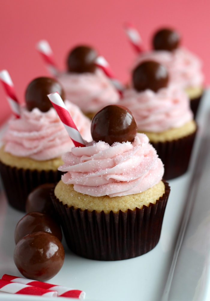 oppskrifter cupcakes vanilje jordbær krem ​​deco ideer