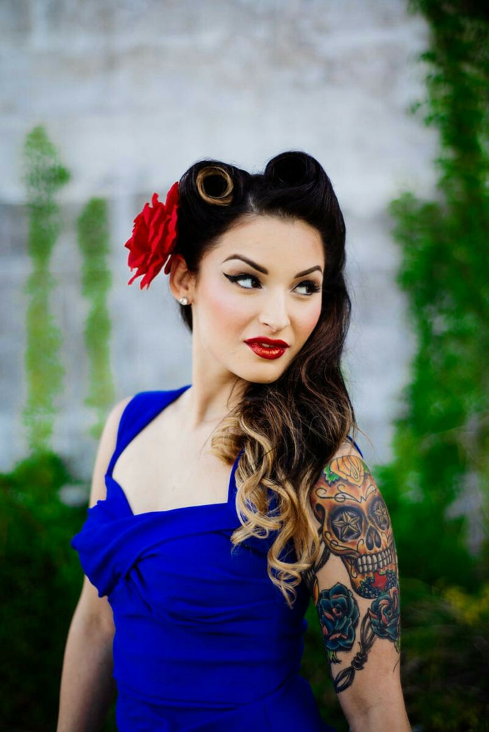 rockabilly发型女人黑色头发纹身蓝色礼服红玫瑰