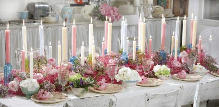 浪漫的节日餐桌装饰柔和色的长蜡烛