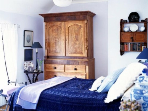 浪漫的卧室设计国王蓝色木衣柜