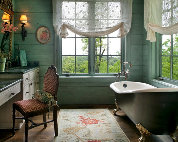 романтична баня с дървени дъски за стени