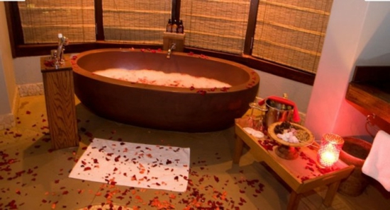romantisch vrijstaand ovaal bad in badkamer