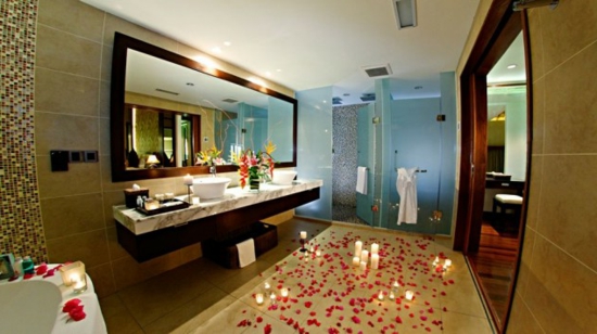 romantische badkamerskaarsen en bloemblaadjes op de vloer