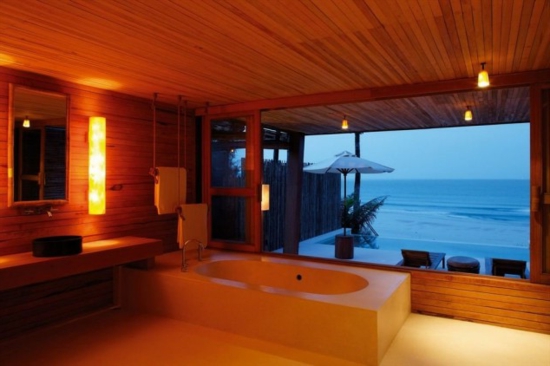 ρομαντικό μπάνιο με ξύλο κρυμμένο