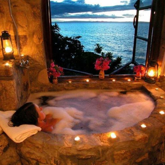 romantische badkamer met uitzicht op zee